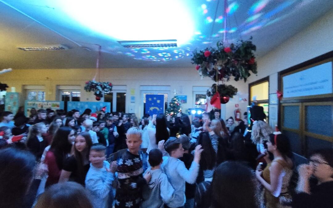 Božićni bal u školi koju volim